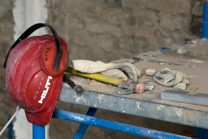 Operaio di 66 anni morto in un cantiere edile