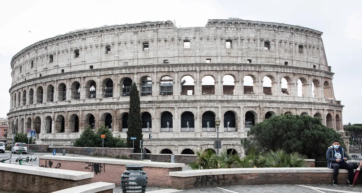 Colosseo, guida turistica muore sul lavoro