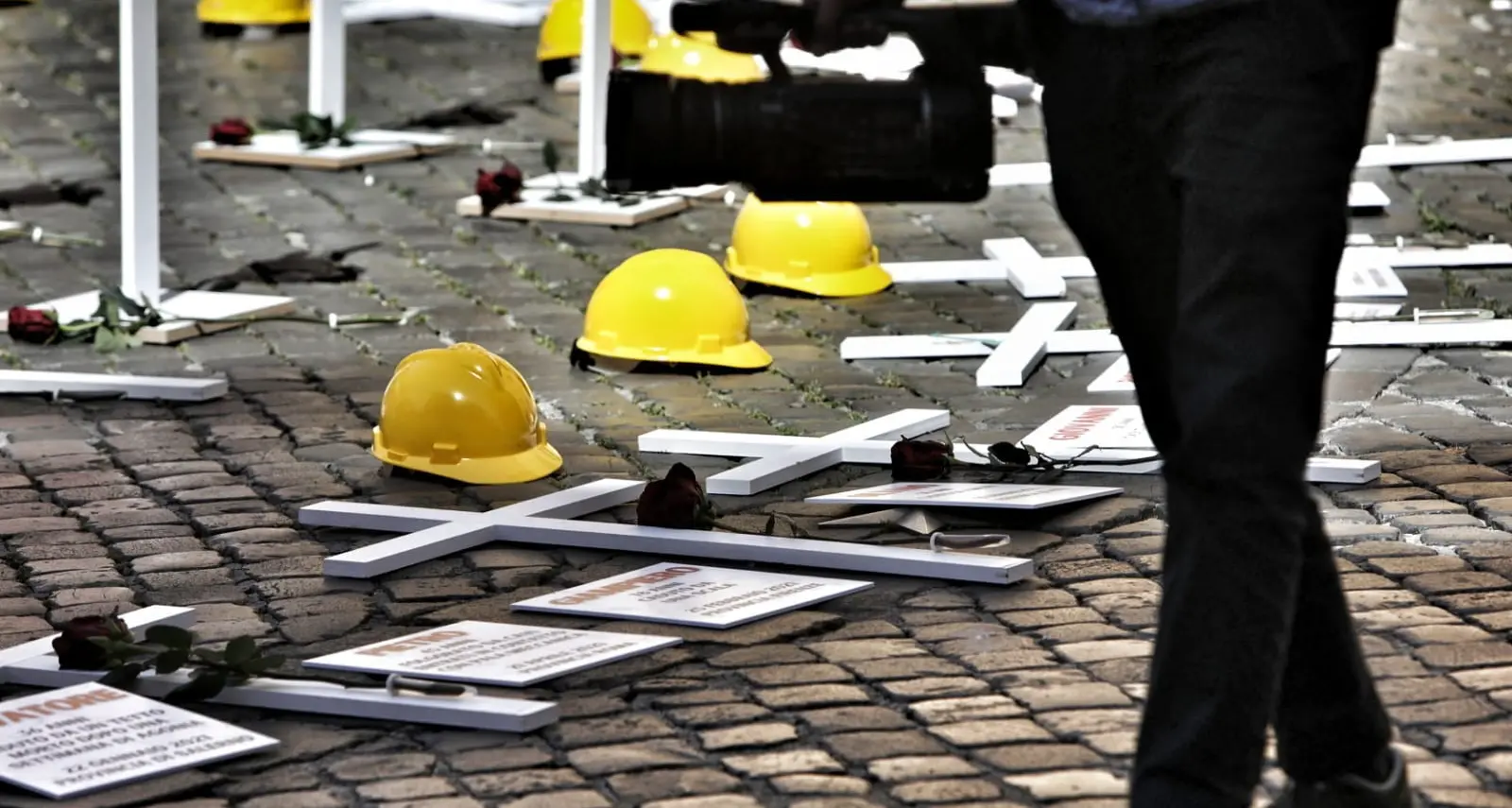 Roma, operaio morto dopo caduta da un camion