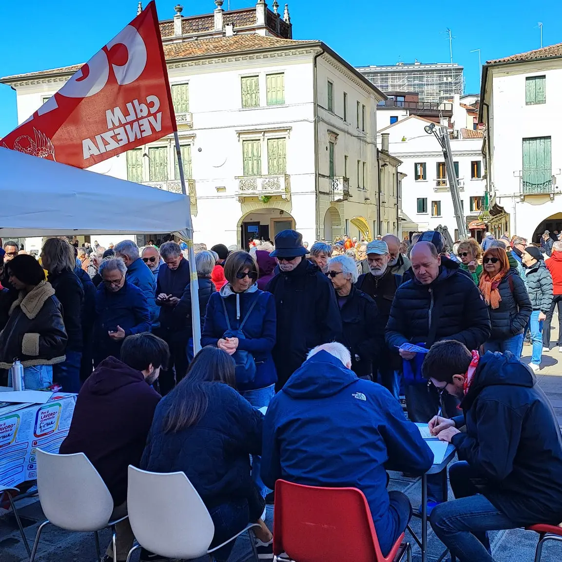 In tutta Italia file ai banchetti per sottoscrivere i referendum Cgil