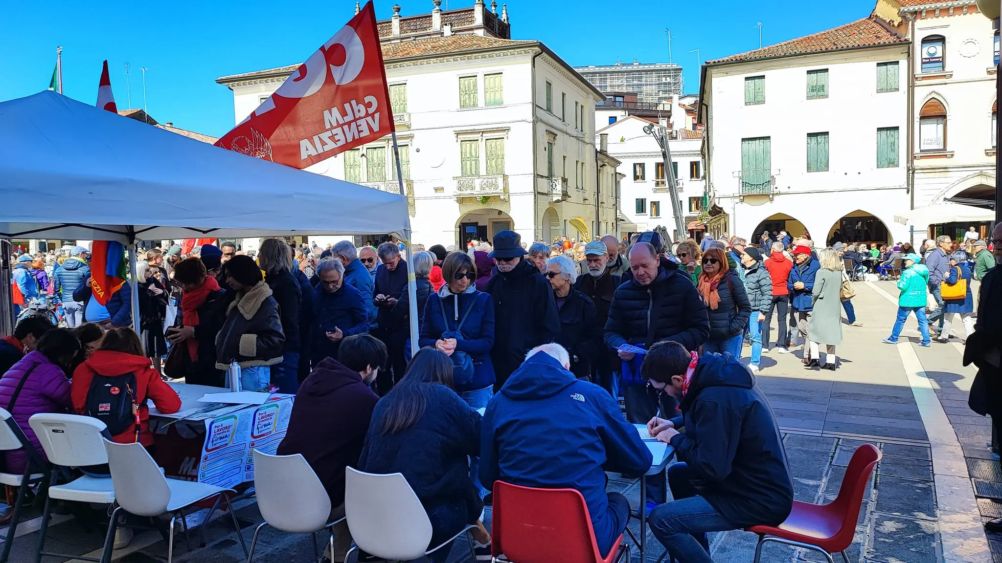 In tutta Italia file ai banchetti per i referendum