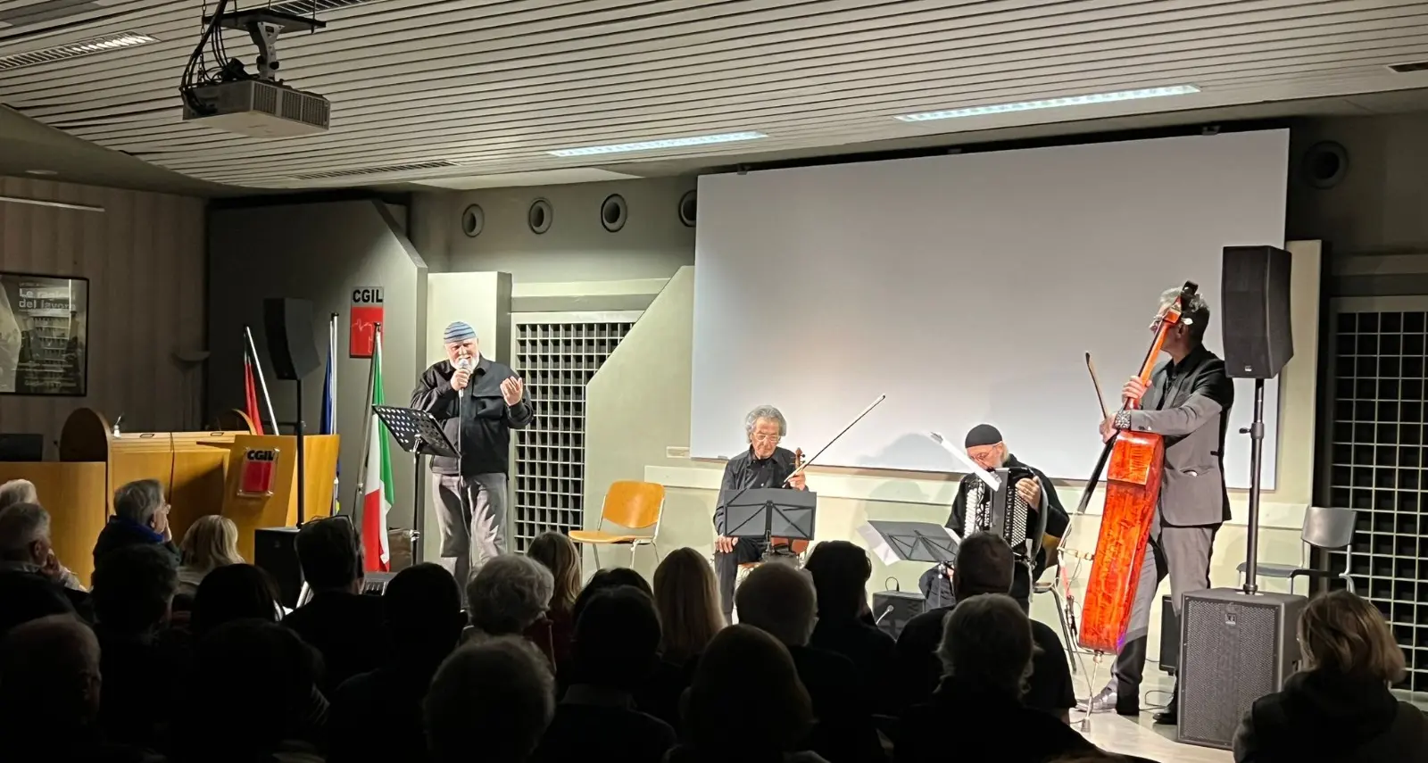Piacenza, Ovadia a fine spettacolo firma i referendum Cgil