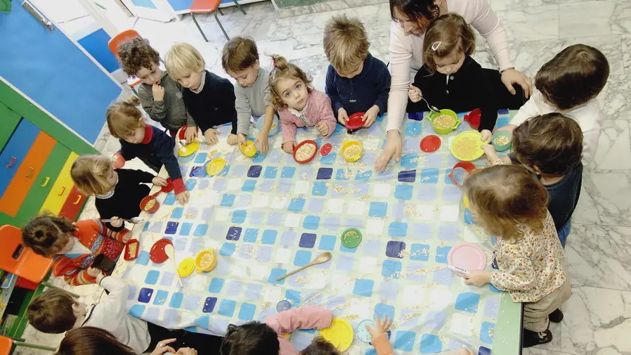 Asili nido, si gioca a tombola sulla testa di bimbi e bimbe