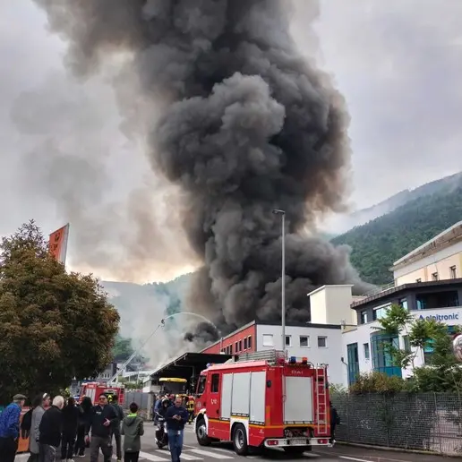 Bolzano, l’intero stabilimento Alpitronic è in fiamme