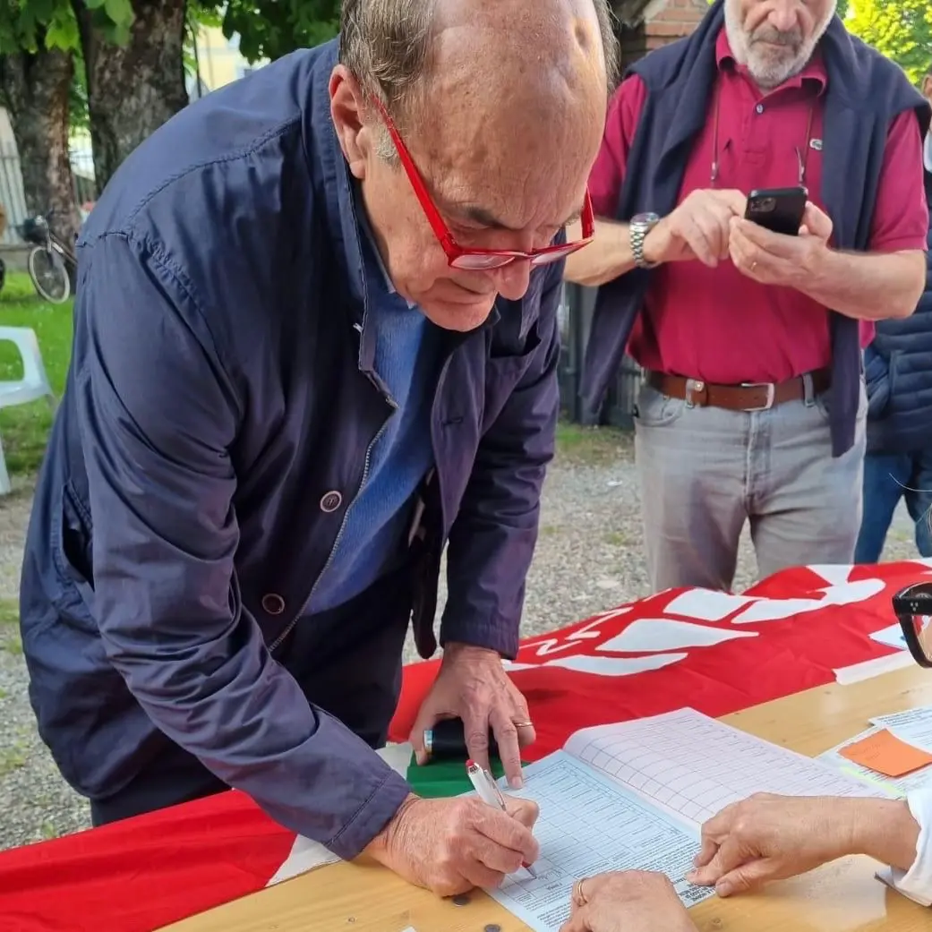 Pierluigi Bersani firma a Piacenza