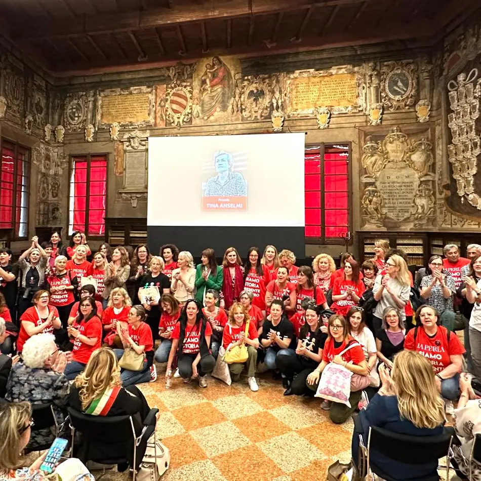 Premio Tina Anselmi a operaie La Perla che cantano Rinascerà