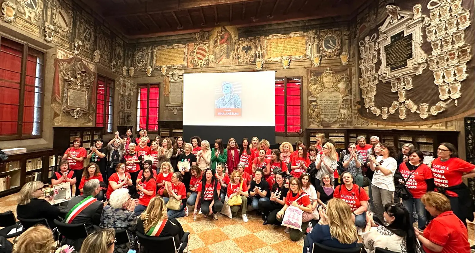 Premio Tina Anselmi a operaie La Perla che cantano Rinascerà