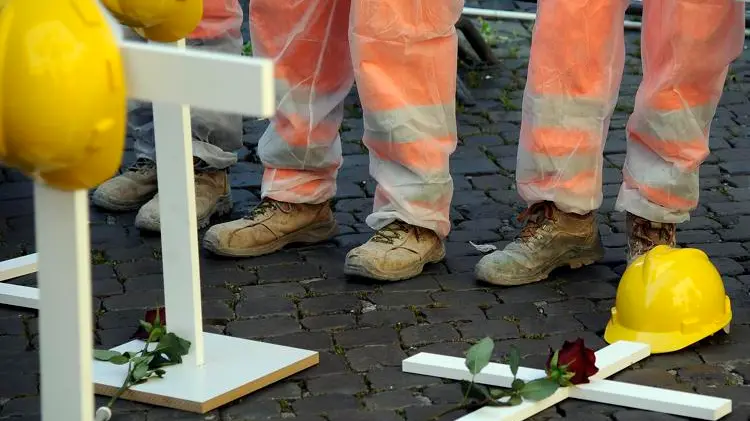 Operaio muore in un’impastatrice del cemento nel Casertano