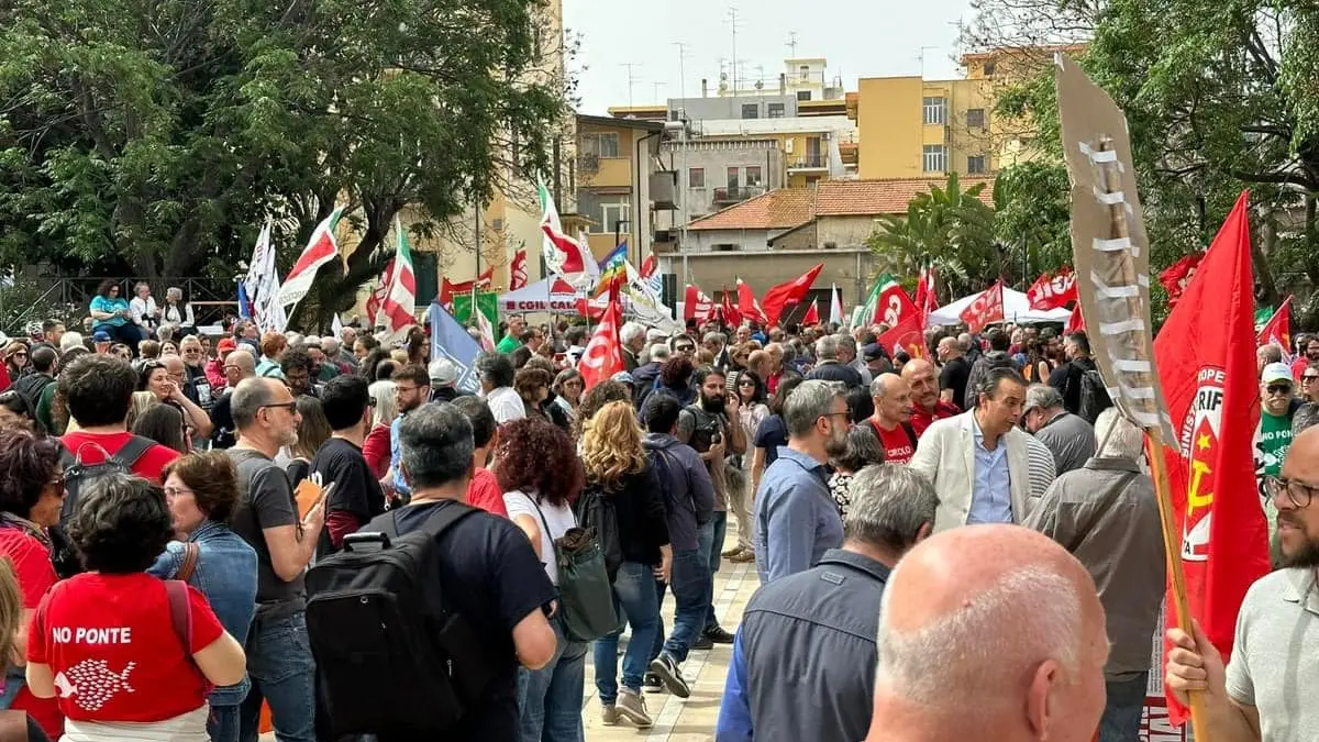 In migliaia in piazza per dire No al Ponte sullo Stretto