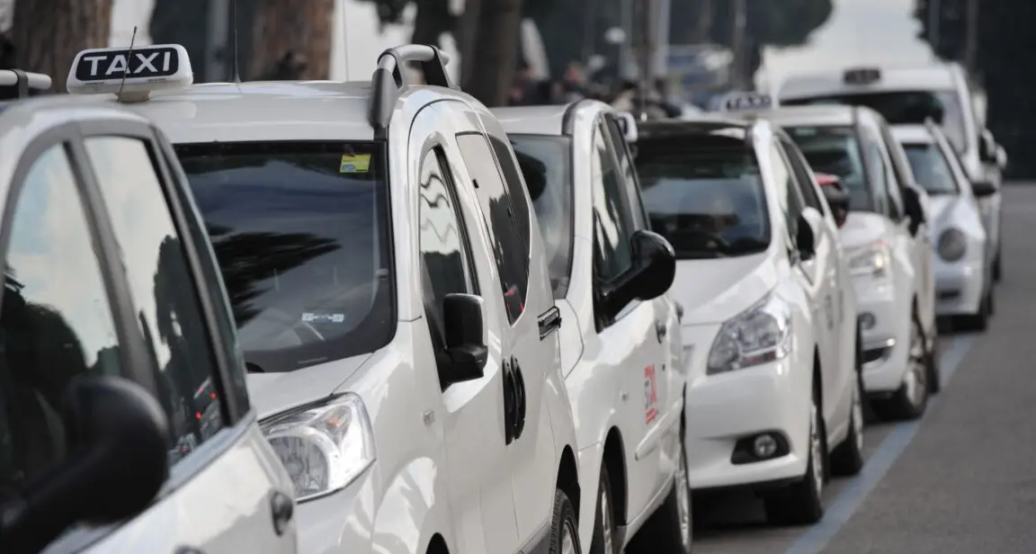 Taxisti in sciopero contro l’uberizzazione del lavoro