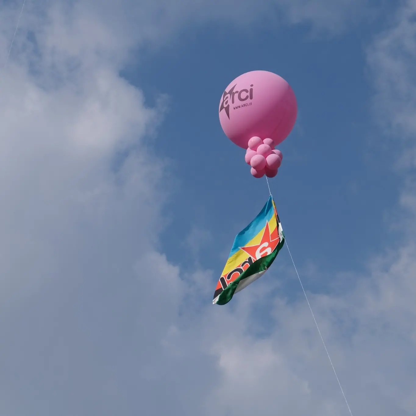 L’Arci in piazza per non arrendersi al presente