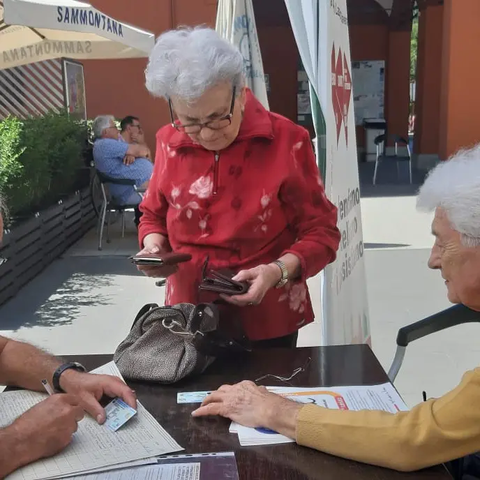 Bologna, la firma dello scrittore Loriano Macchiavelli