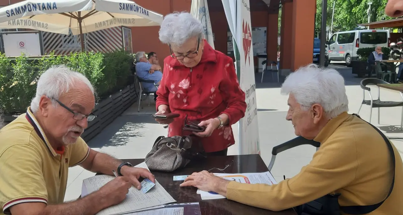 Bologna, la firma dello scrittore Loriano Macchiavelli