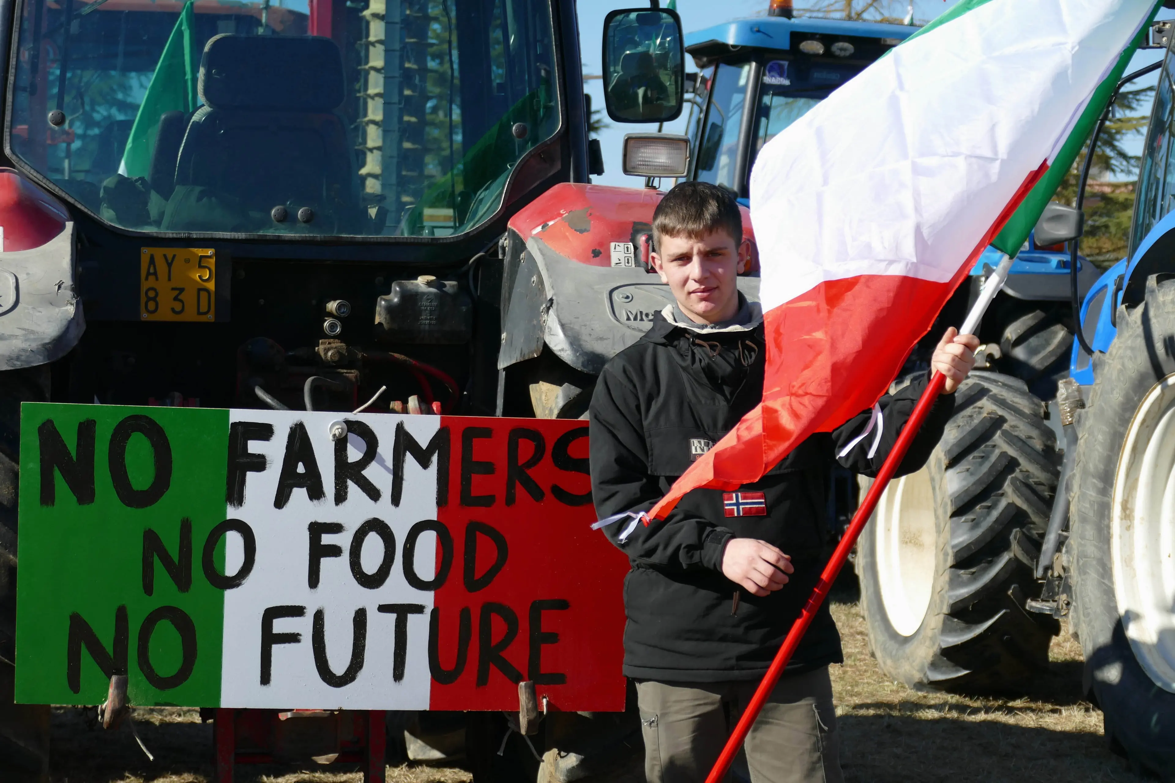 Valdichiana - Bettolle (Ar), 2 febbraio, 2024 : Manifestazione di protesta degli agricoltori, gli agricoltori hanno bloccato con i trattori le strade nei pressi dell'autostrada A1 (Valdichiana Bettolle). Protestano contro le politiche agricole europee. Foto di © Daiano Cristini/Sintesi Italy, Tuscany region near Arezzo, February 2, 2024 : Farmers demonstration, Italian farmers have blocked with tractors the highway A1, near Valdichiana Bettolle. They protest against European agricultural policies