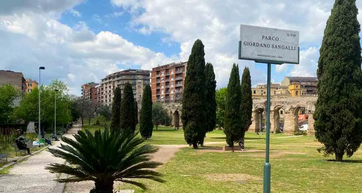 “Siamo razzisti”. A Roma la lite per un pallone scatena la violenza contro gli immigrati