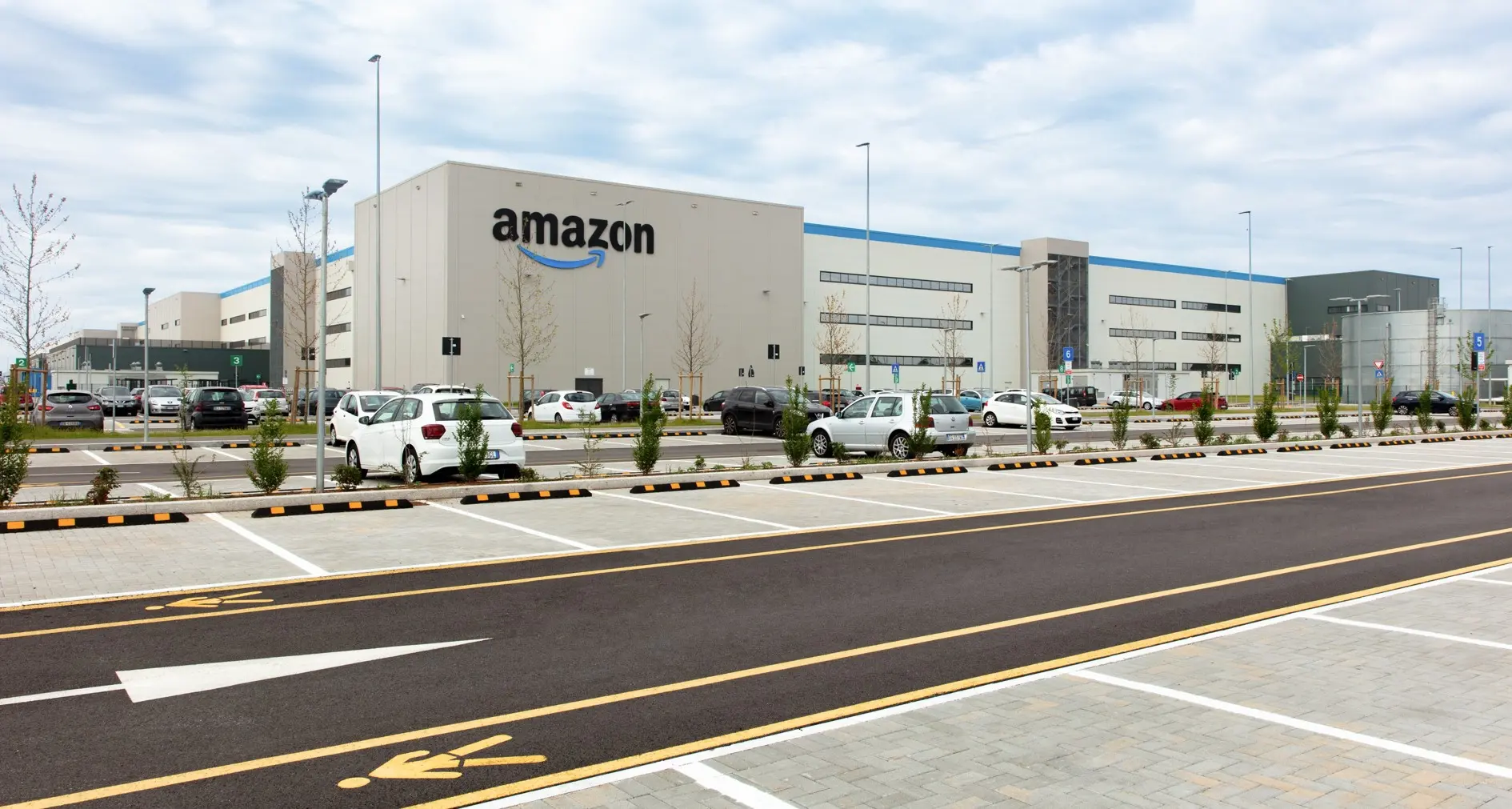 Amazon, lavoratori controllati e schedati