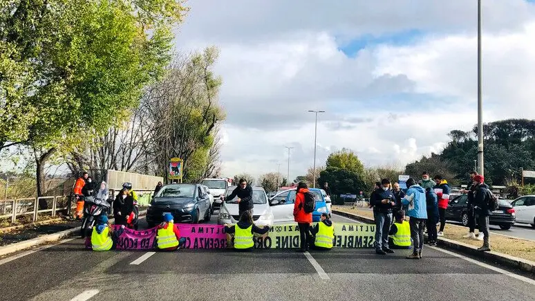 In galera chi blocca le strade: governo reprime il dissenso