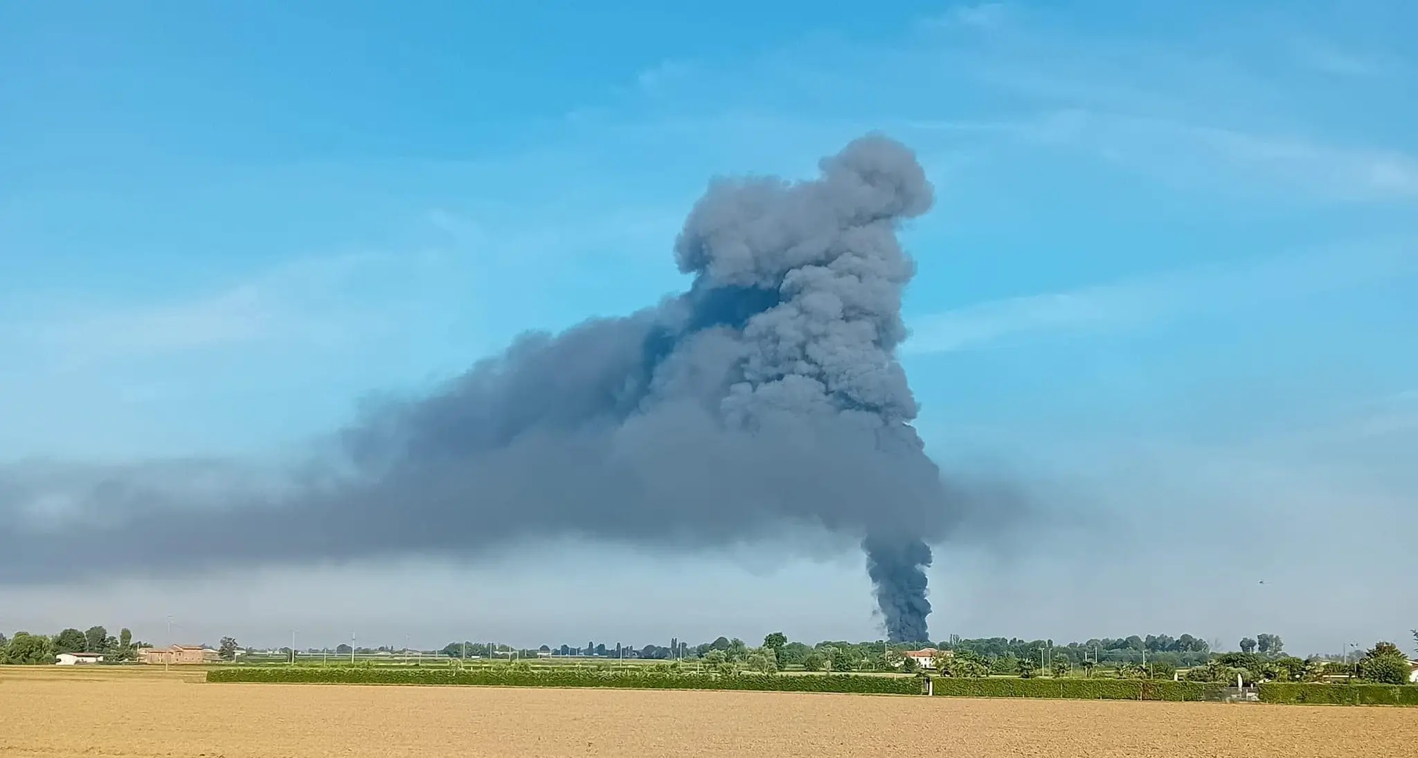 Ferrara, esplosione in fabbrica di materiale plastico