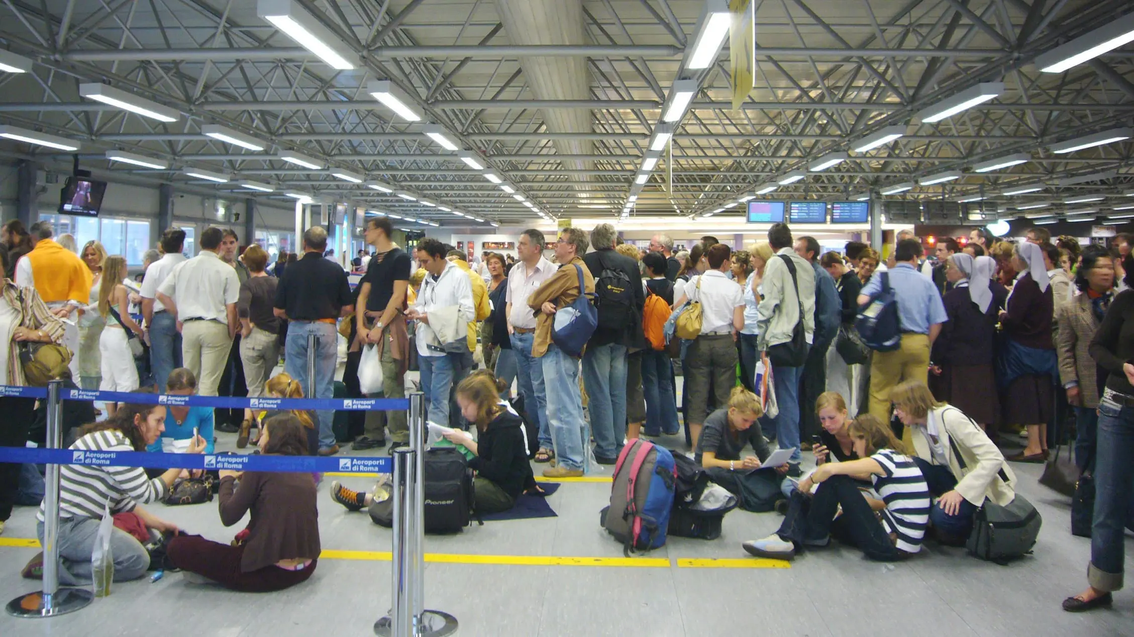 Aeroporti nel caos, sulle spalle (anche) dei lavoratori