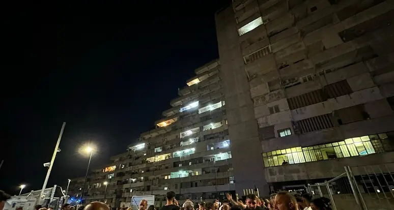 Napoli, crolla ballatoio a Scampia: 2 morti, tra i feriti 7 bambini