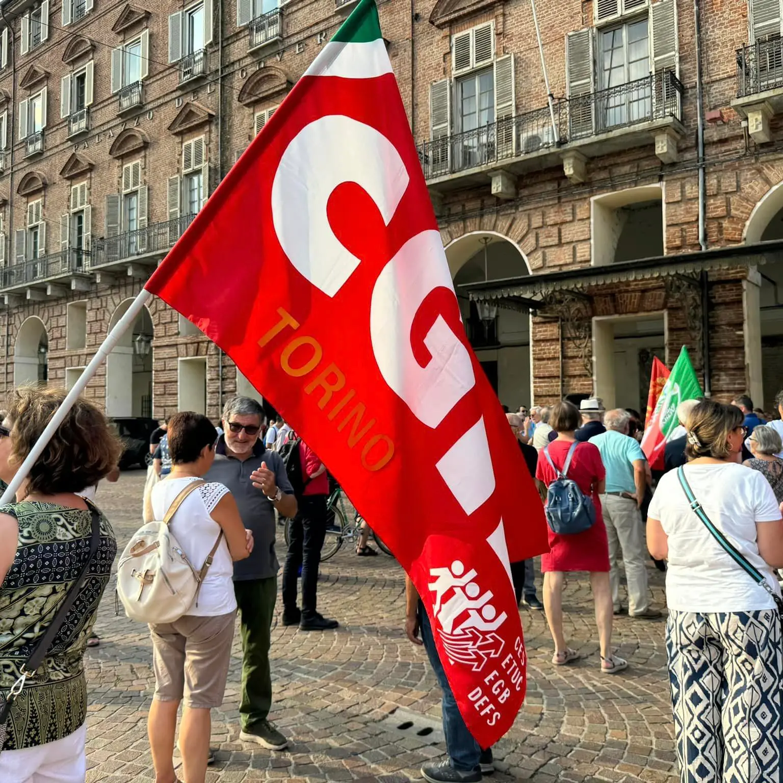 Torino, piazza piena per libertà di stampa e antifascismo