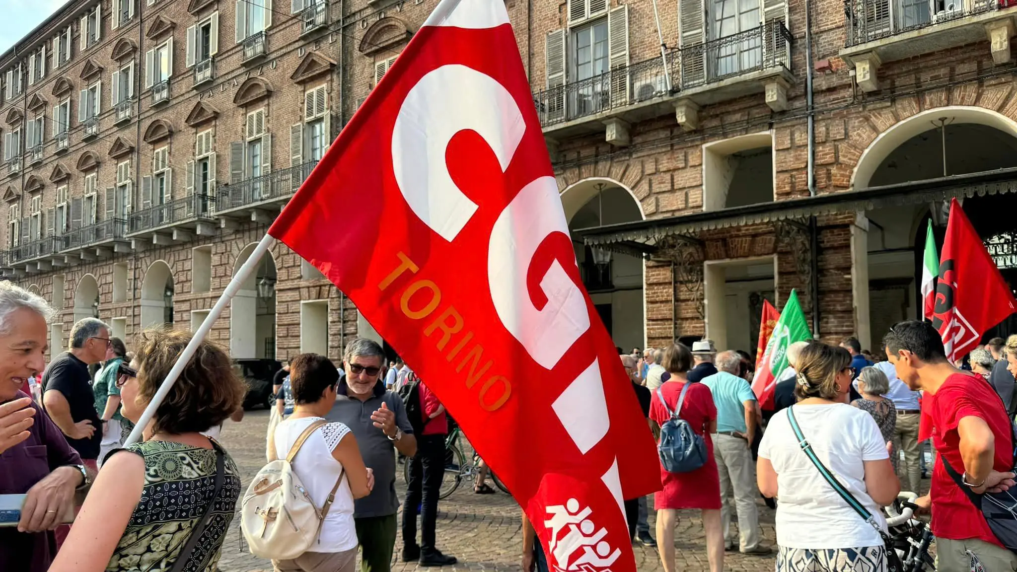 Torino, piazza piena per libertà di stampa e antifascismo