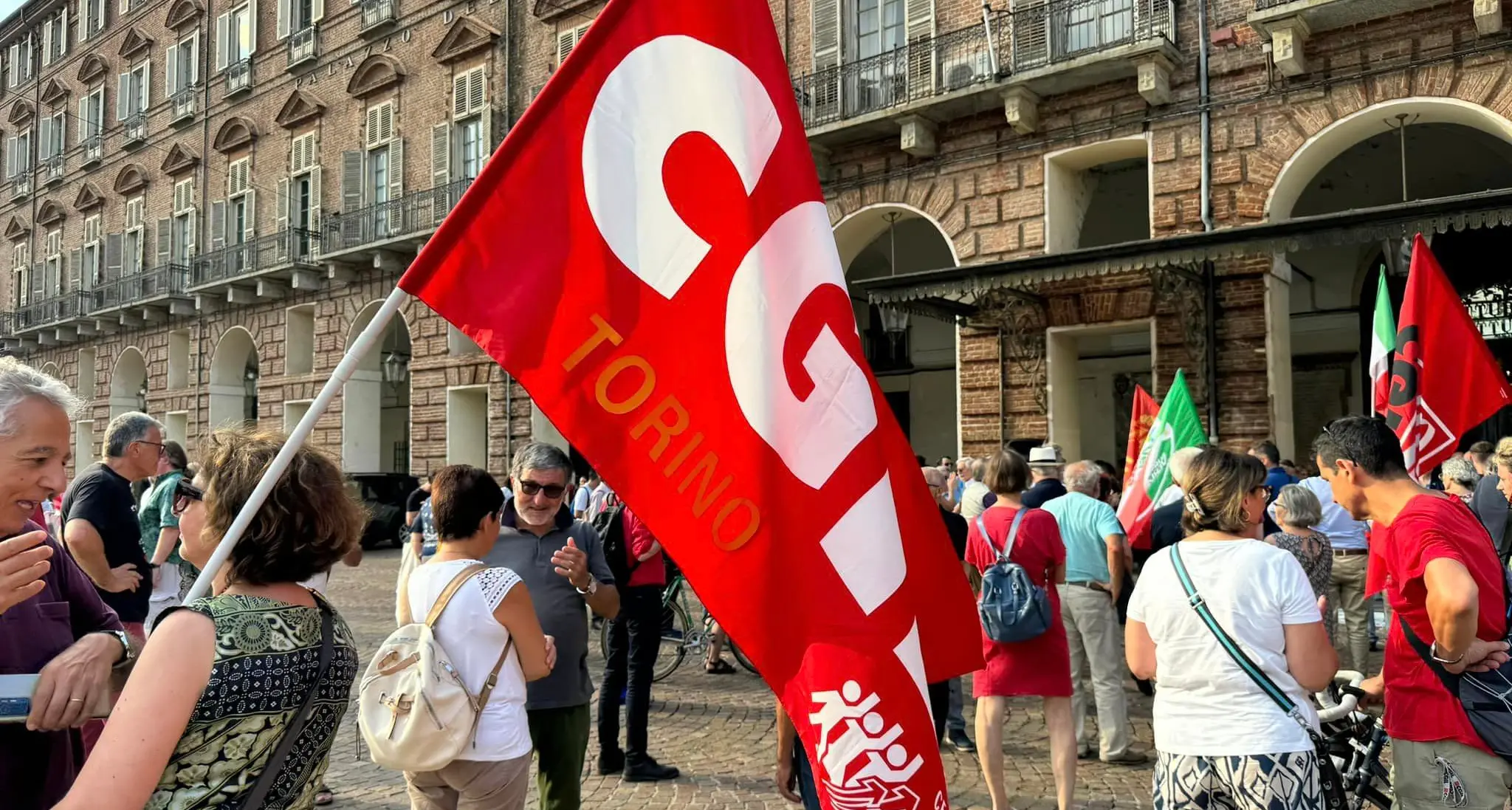 Torino, piazza piena per libertà di stampa e antifascismo