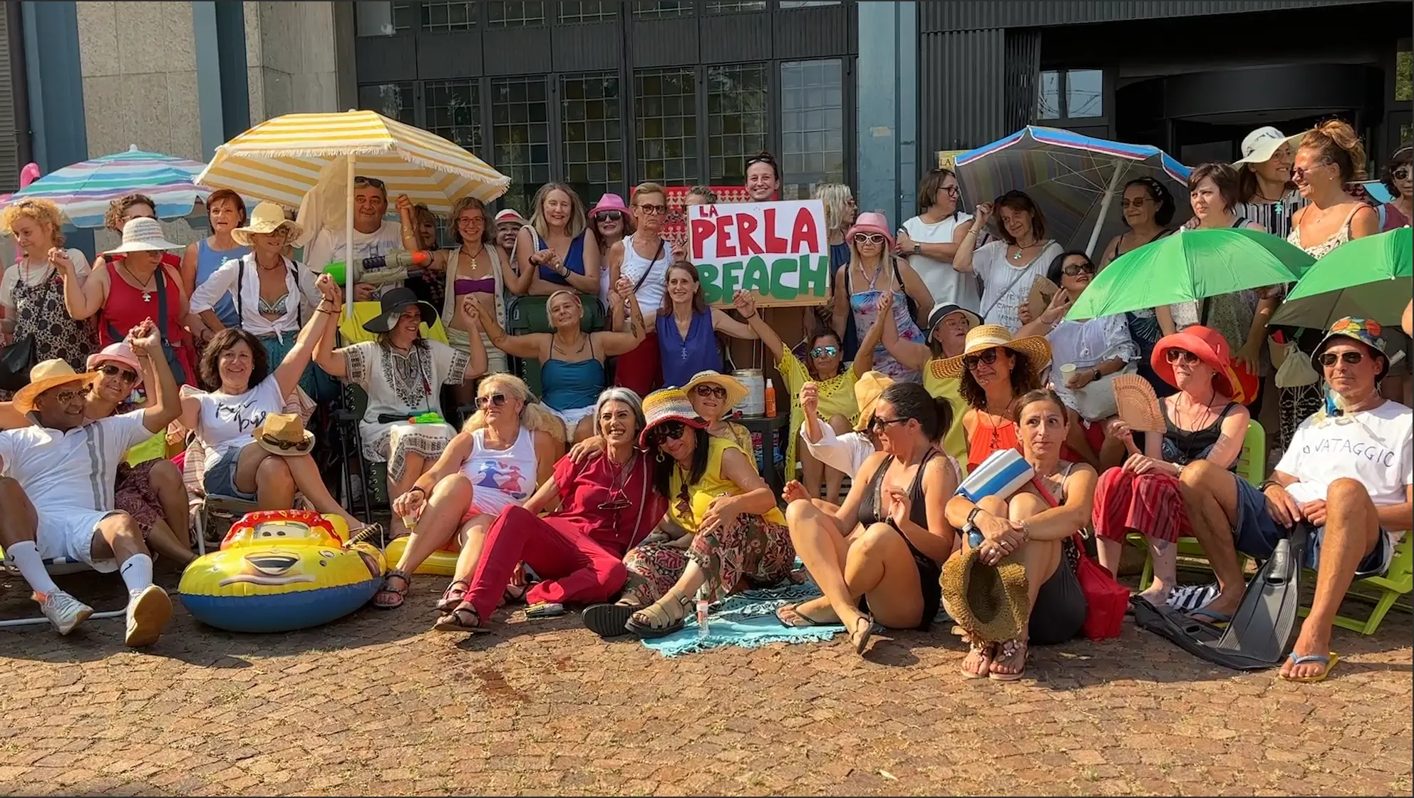 Le lavoratrici La Perla durante un flash mob davanti alla fabbrica