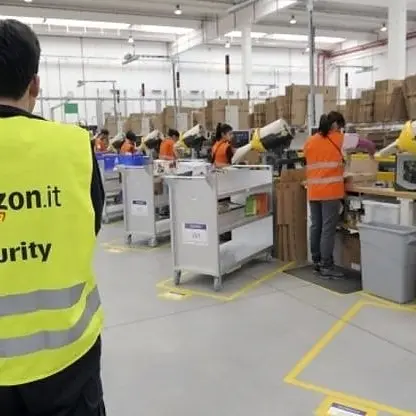 Amazon: dopo l’annuncio dei 14 mila licenziamenti nel mondo, a Milano centinaia di addetti sotto pressione