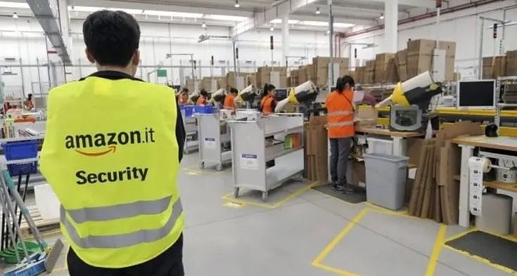 Amazon: dopo l’annuncio dei 14 mila tagli nel mondo, a Milano centinaia di addetti sotto pressione