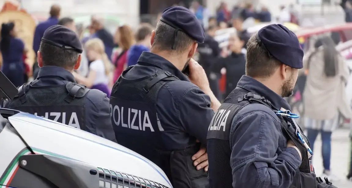 In piazza per la dignità dei lavoratori in divisa