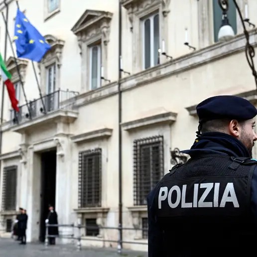 In divisa ma senza contratto, forze armate in piazza