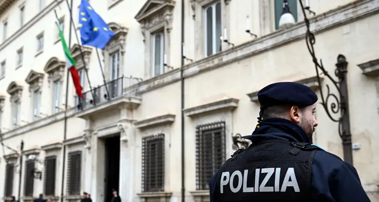 In divisa ma senza contratto, forze armate in piazza