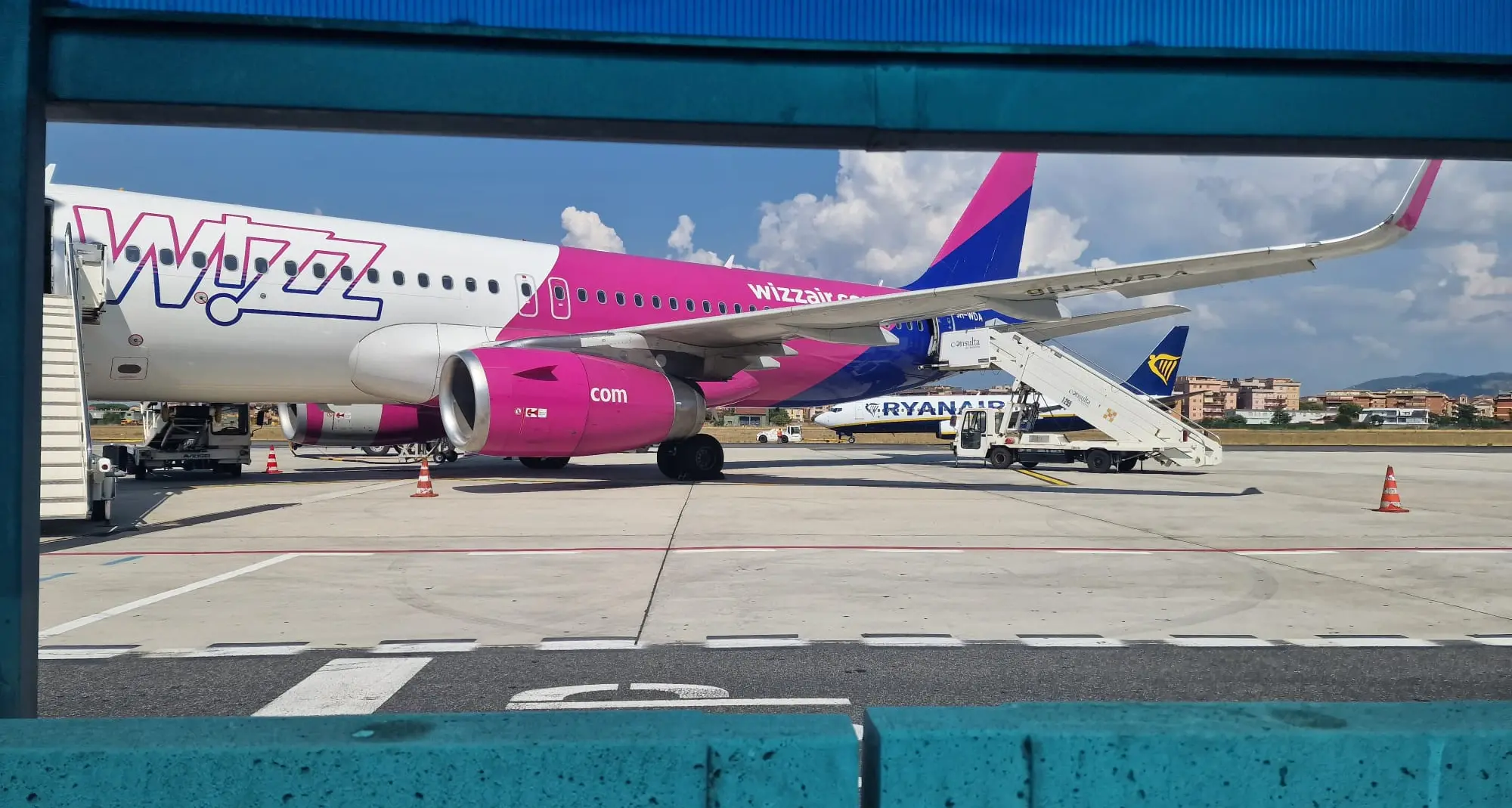 Sciopero di 4 ore piloti e assistenti di volo Wizzair sabato 7