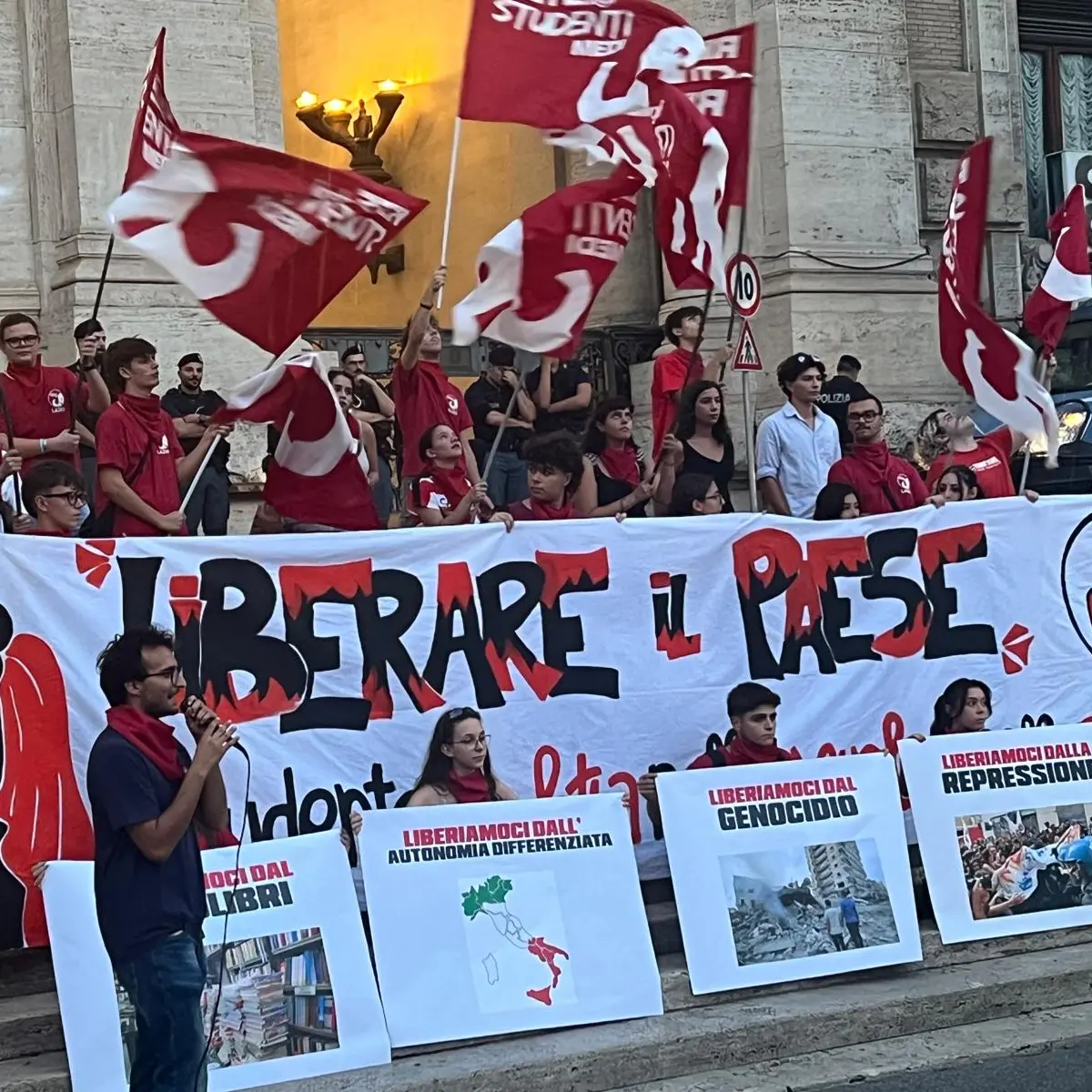 Studenti in piazza: “Liberiamo il Paese”