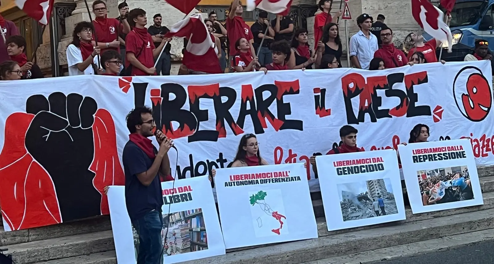 Studenti in piazza: “Liberiamo il Paese”