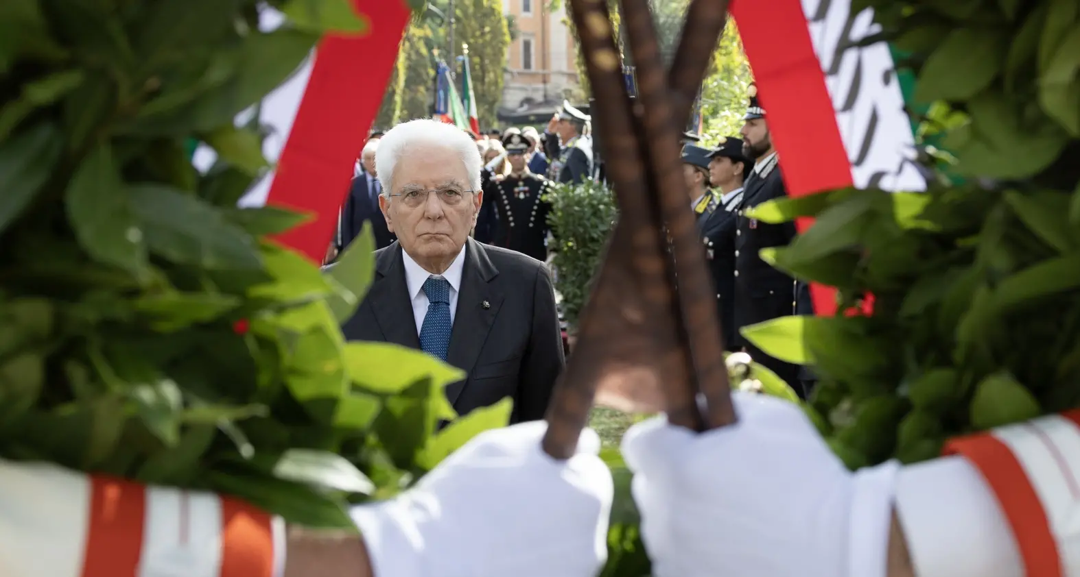 Mattarella: “Non eludere la questione salariale”