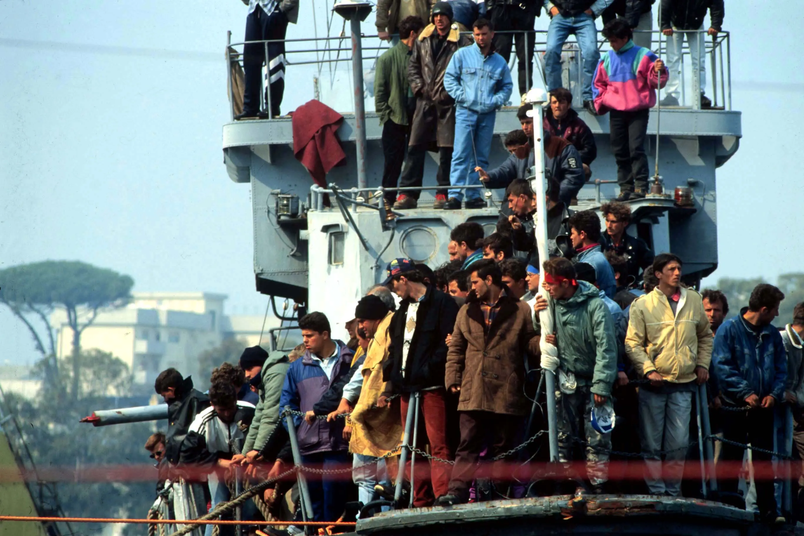 BRINDISI 1991 : SBARCO PROFUGHI ALBANESI FOTO DI © STEFANO CAROFEI/SINTESI