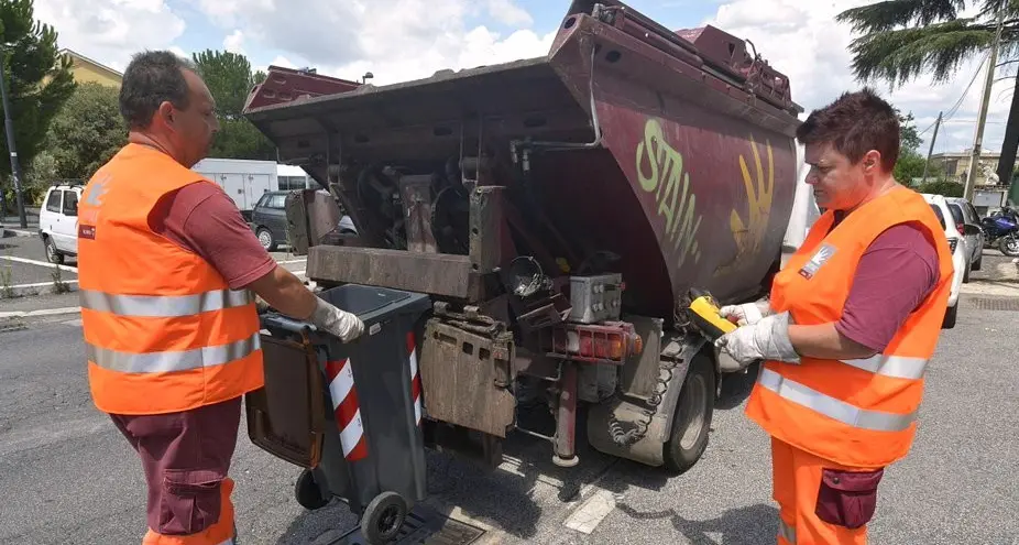 Ariccia, morto operatore ecologico travolto dal mezzo