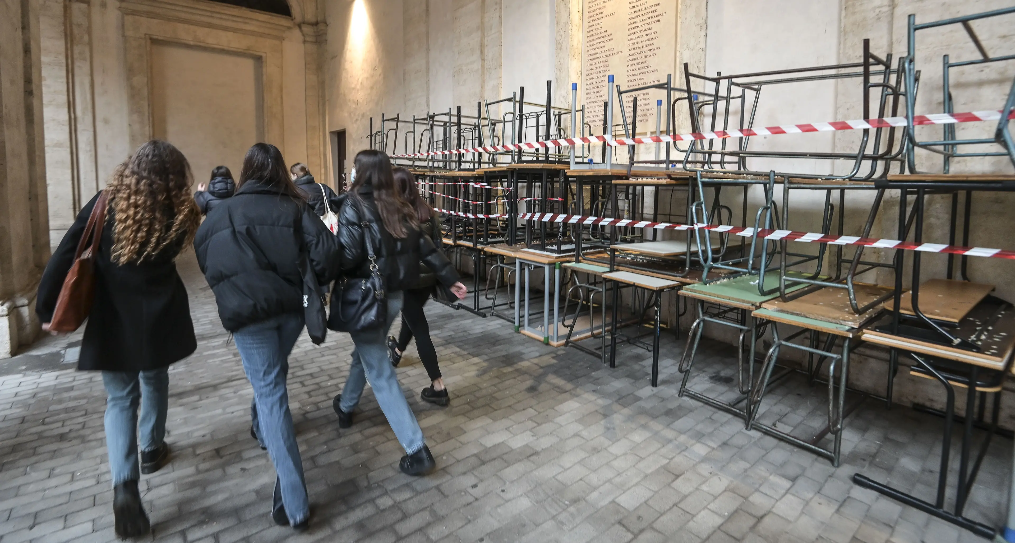 Flc a Valditara: “Basta battaglie ideologiche, si occupi della scuola”