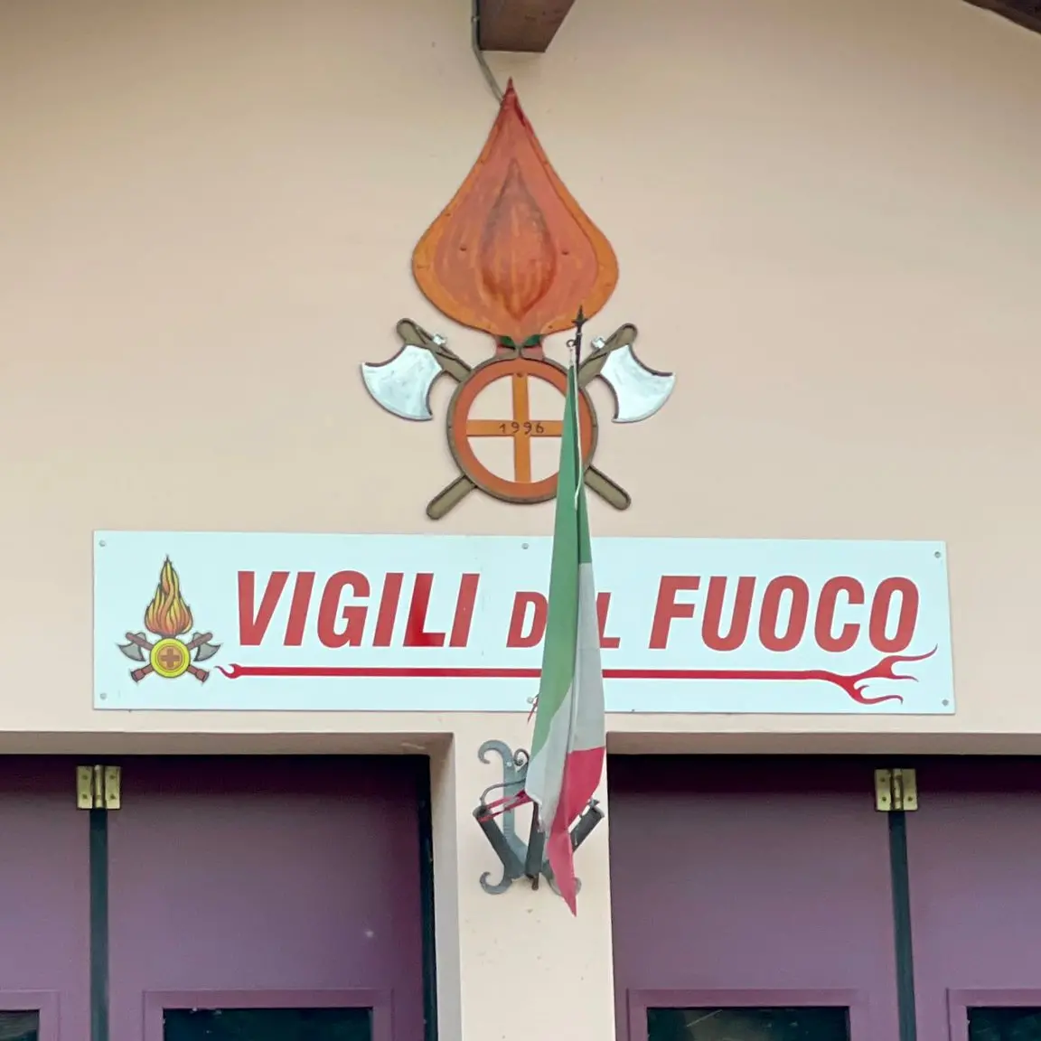 Vigili del fuoco, in prima linea a mani nude