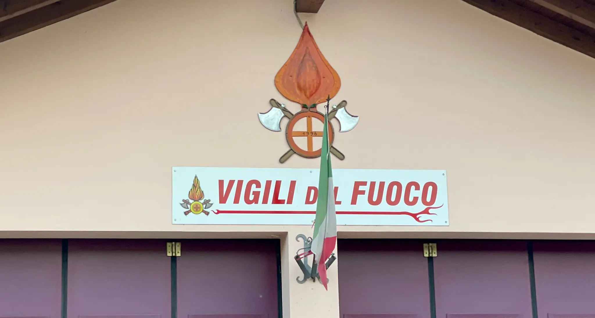 Vigili del fuoco, in prima linea a mani nude