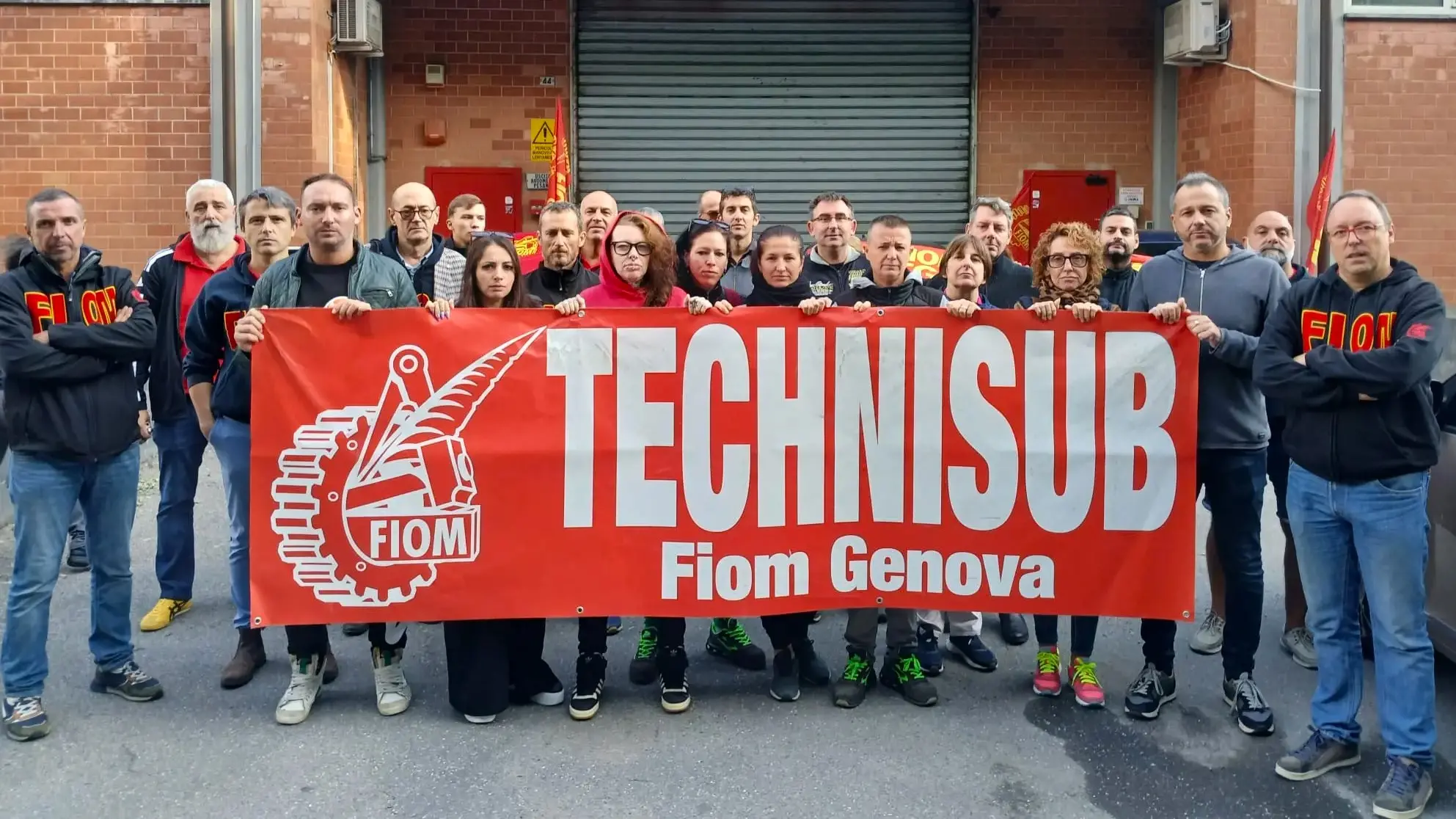 <p>Gli operai in presidio con la Fiom durante un sit-in&nbsp;dei mesi scorsi</p>\\n