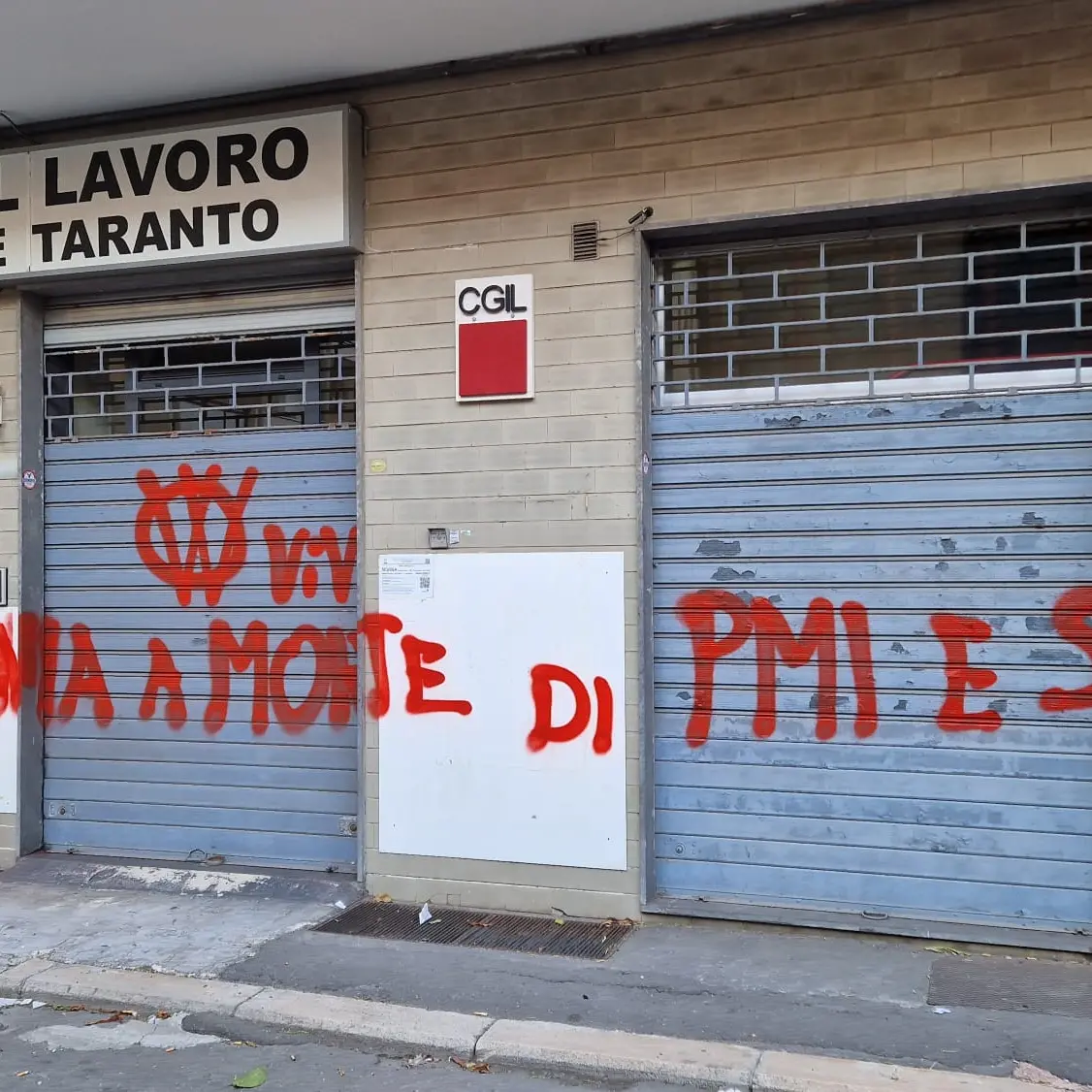 Taranto, scritte intimidatorie sui muri della sede Cgil