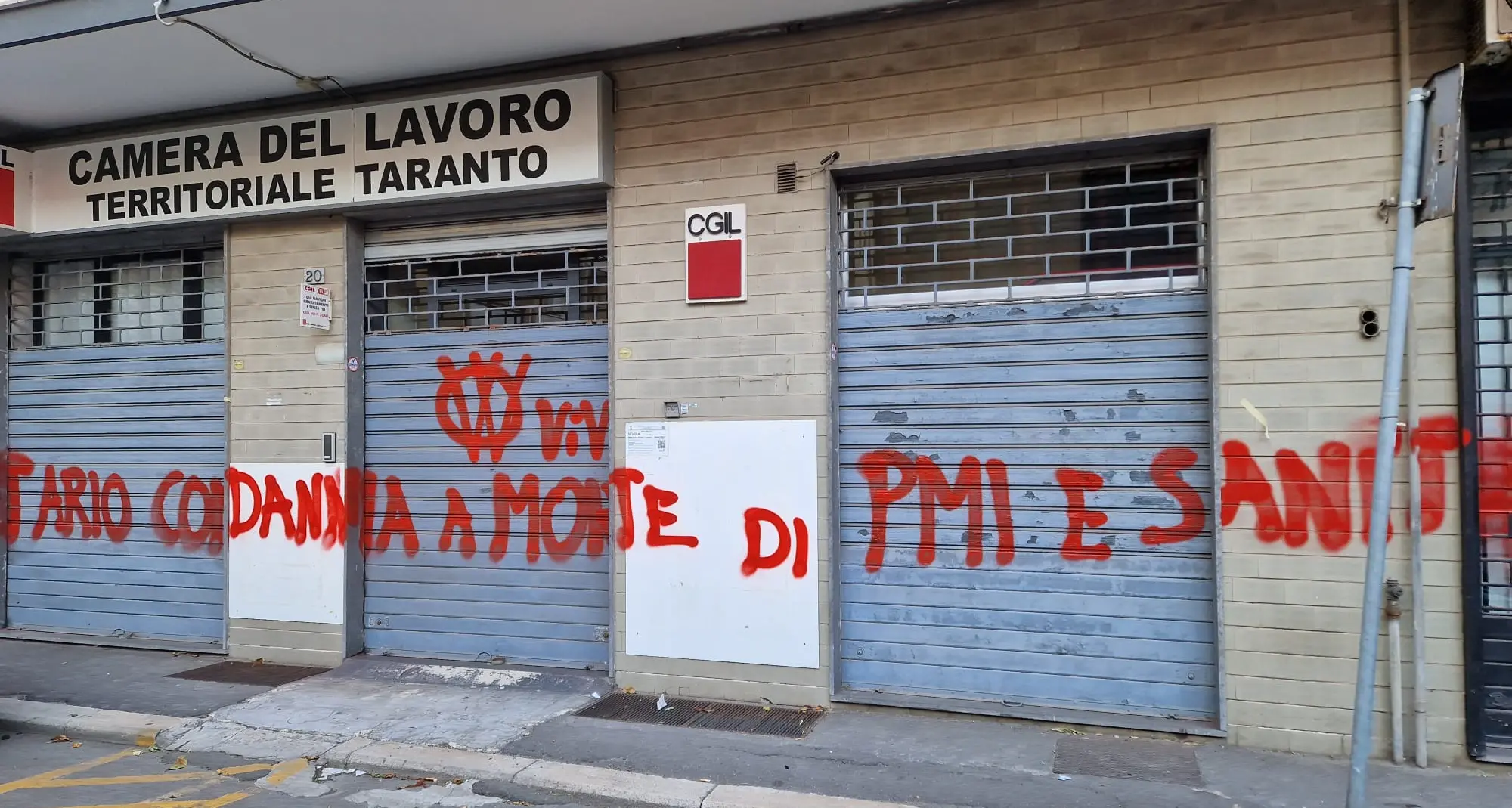 Taranto, scritte intimidatorie sui muri della sede Cgil