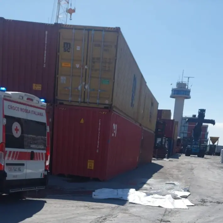 Porto di Napoli, operaio 60enne morto travolto da mezzo