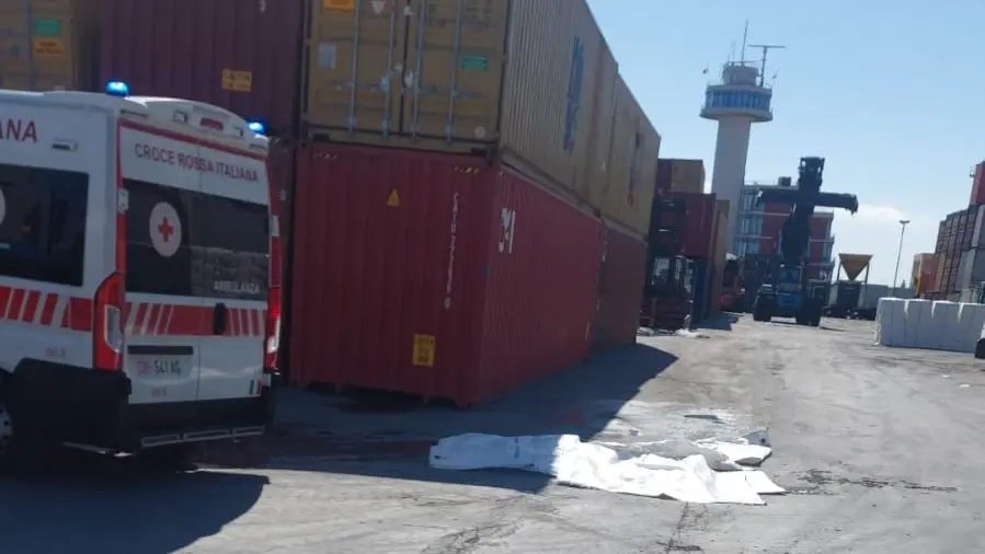 Porto di Napoli, operaio 60enne morto travolto da mezzo