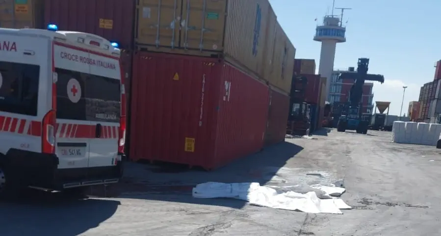 Porto di Napoli, operaio 60enne morto travolto da mezzo