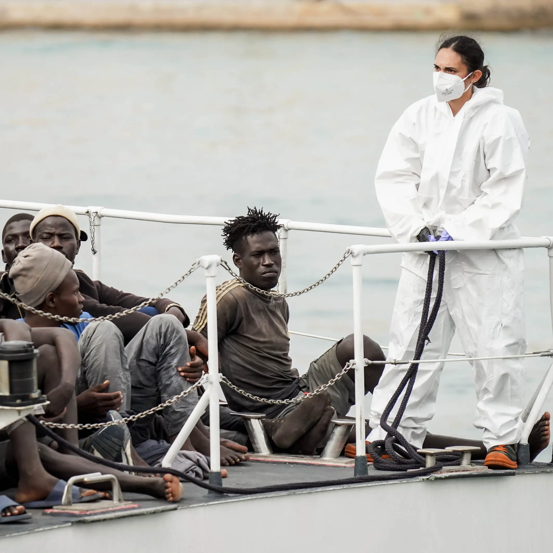 Dietrofront, “i migranti tornino in Italia”