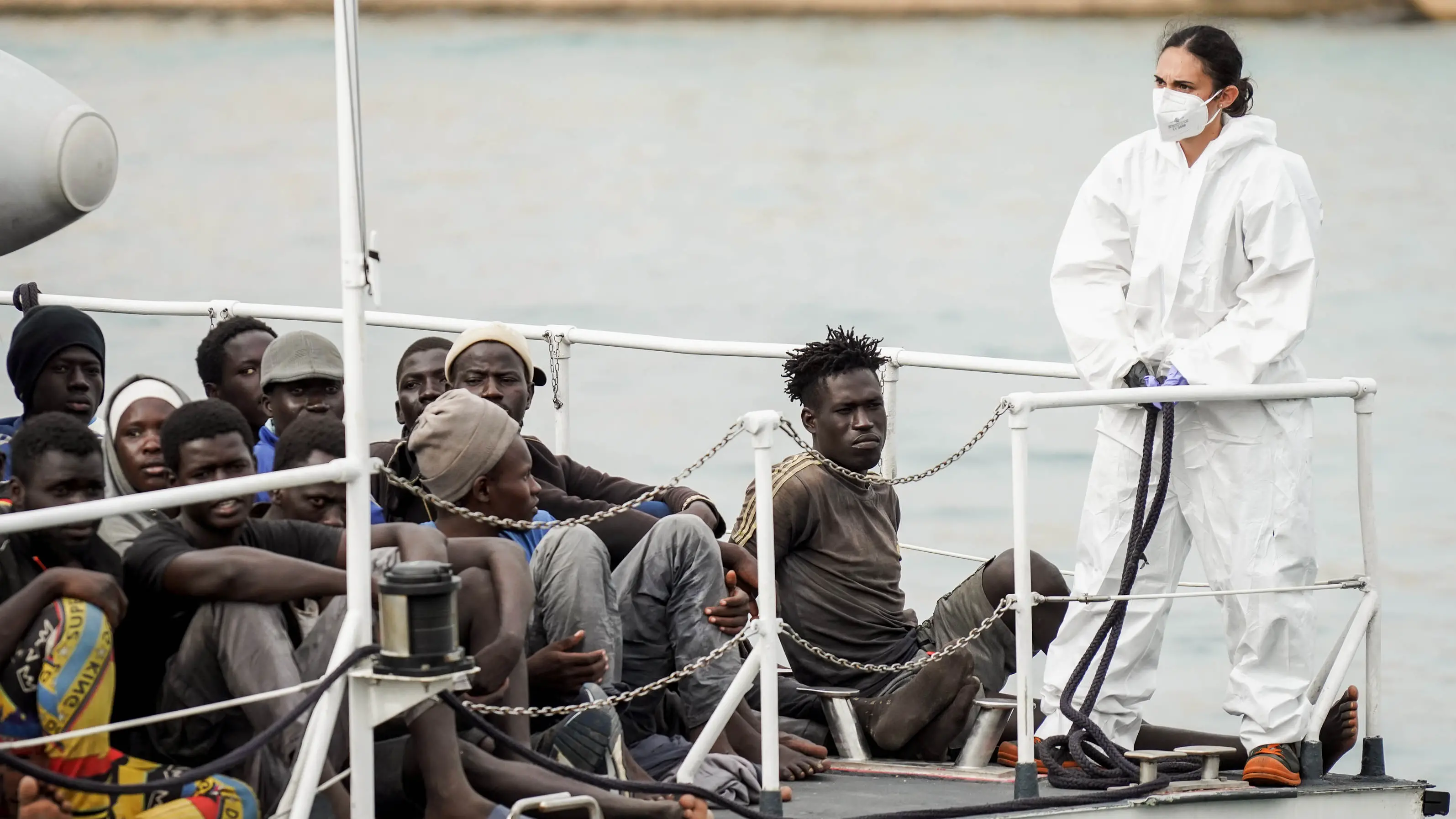 Dietrofront, “i migranti tornino in Italia”